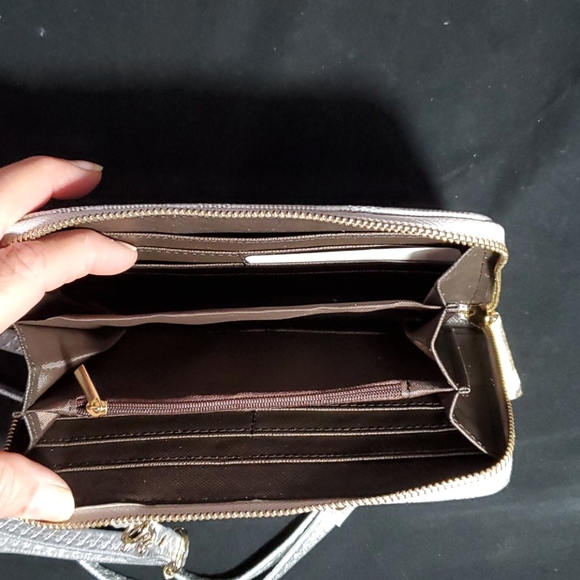 Silver metalic color phone & wallet . - Picture 5 of 9